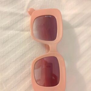 NWOT Illevesta women's sunglasses, summer ready